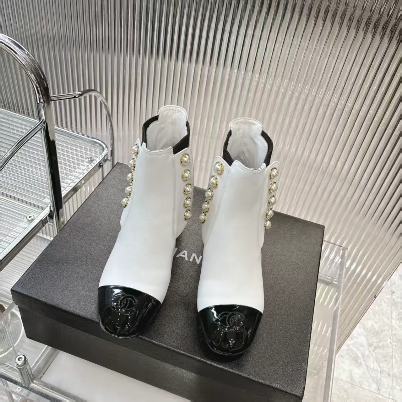 👟👟Ex-factory price 680👟👟 (top version) 𝗖𝗛𝗔𝗡𝗘𝗟𝟐5 years of Chanel𝐅𝐖Must-have for autumn and winter rhombus motorcycle boots Martin boots Xiaoxiangjia's super classic motorcycle boots sweet and cool shape can easily increase the height of the foot and elongate the legs. It is fashionable and fashionable with pearls One-to-one reproduction of the original 👟Material: First-layer cowhide ▪️Heel height: 6.5𝐜𝐦 ▪️Lining: sheepskin ▫️𝐒𝐢𝐳𝐞:𝟑𝟓-𝟒𝟏𝐌(𝟒𝟎, 𝟒𝟏 customization is not returnable) ▪️Sole: original 1:1 molded leather outsole ▫️Color: black, white, apricot (three colors included) ▪️Combined with original full set of packaging📦